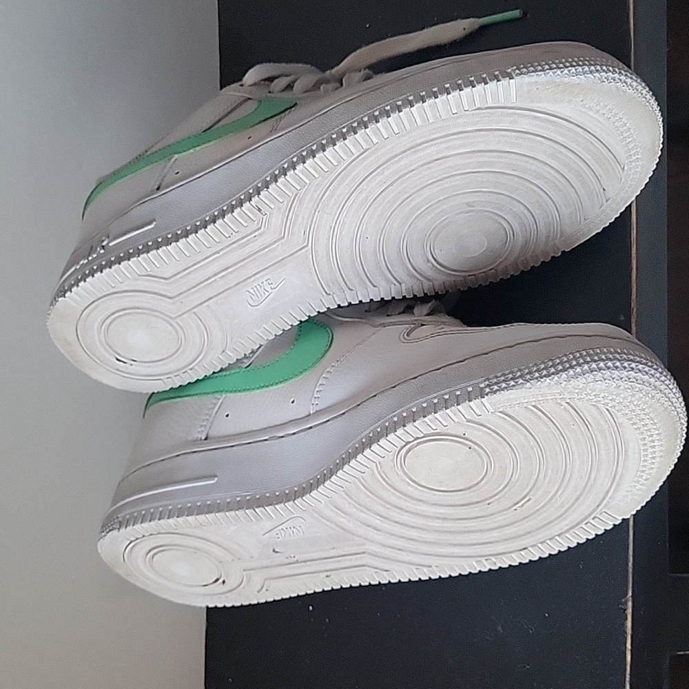 Girls Nike White and Green Sneakers Classic Low-Top Design - Picture 3 of 5